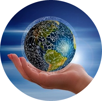 יד מחזיקה כדור הארץ מוקף ברשת אינטרנט